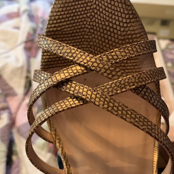 Anne Klein strait wedge sandal. Dark gold lizard print. Size 8.5 - Picture 4 of 5